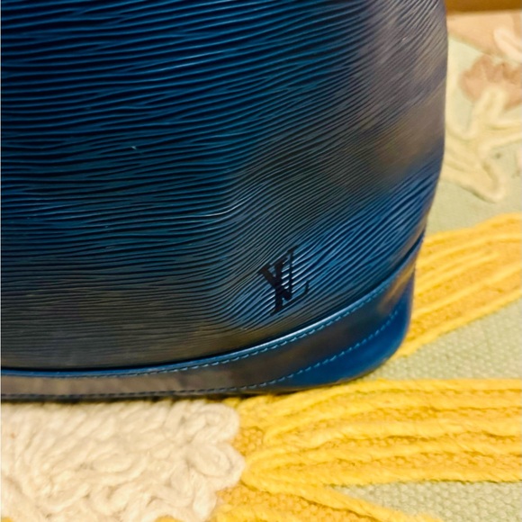 Authentic Louis Vuitton Epi Noe shoulder draw string bag blue! - Picture 3 of 7